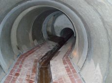 Baugebiet Am Grünen Weg 18 ha, Büttelborn im Auftrag Terramag GmbH 2007, Sammler DN 2000 mit Trockenwettergerinne, Sohlgefälle 1,5 o/oo, Länge ca. 1500m