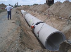 Baugebiet Gewerbegebiet II Büttelborn, Stahlbetonprofilrohr DN 1400 mit Trockenwetterrinne DN 350, Grundwasserabsenkung, Wiederverfüllung der oberen Bettungsschicht mit fließfähigem Verfüllbaustoff