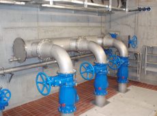 Regenrückhaltebecken 3 Stadt Gernsheim, Armaturengruppe Regenwasserpumpen, aufgeräumt und sicher bedienbar