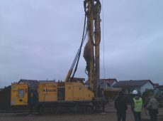 Neubaugebiet "Anglerweg III", Biebesheim: Vorbereitung Tiefenrüttler zur Verbessung der Tragfähigkeit des Baugrunds (2014)