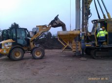 Neubaugebiet "Anglerweg III", Biebesheim: Herstellung einer von über 1000 Rüttelstopfsäulen, Materialzugabe (2014)