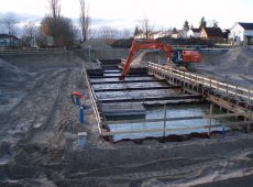 Neubau des Regenrückhaltebeckens "RRB 3" in Gernsheim: Unterwasseraushub im Spundwandkasten (2008)