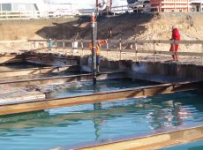 Neubau des Regenrückhaltebeckens "RRB 3" in Gernsheim: Betonieren der UW-Betonsohle (2008)